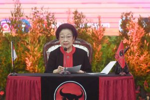 Ketua Umum PDI Perjuangan Megawati Soekarnoputri berpidato usai memberikan dukungan kepada sejumlah bakal calon gubernur dan wakil gubernur yang akan diusung dalam Pilkada 2024 di Jakarta, Kamis (22/8/2024). (Foto Antara)