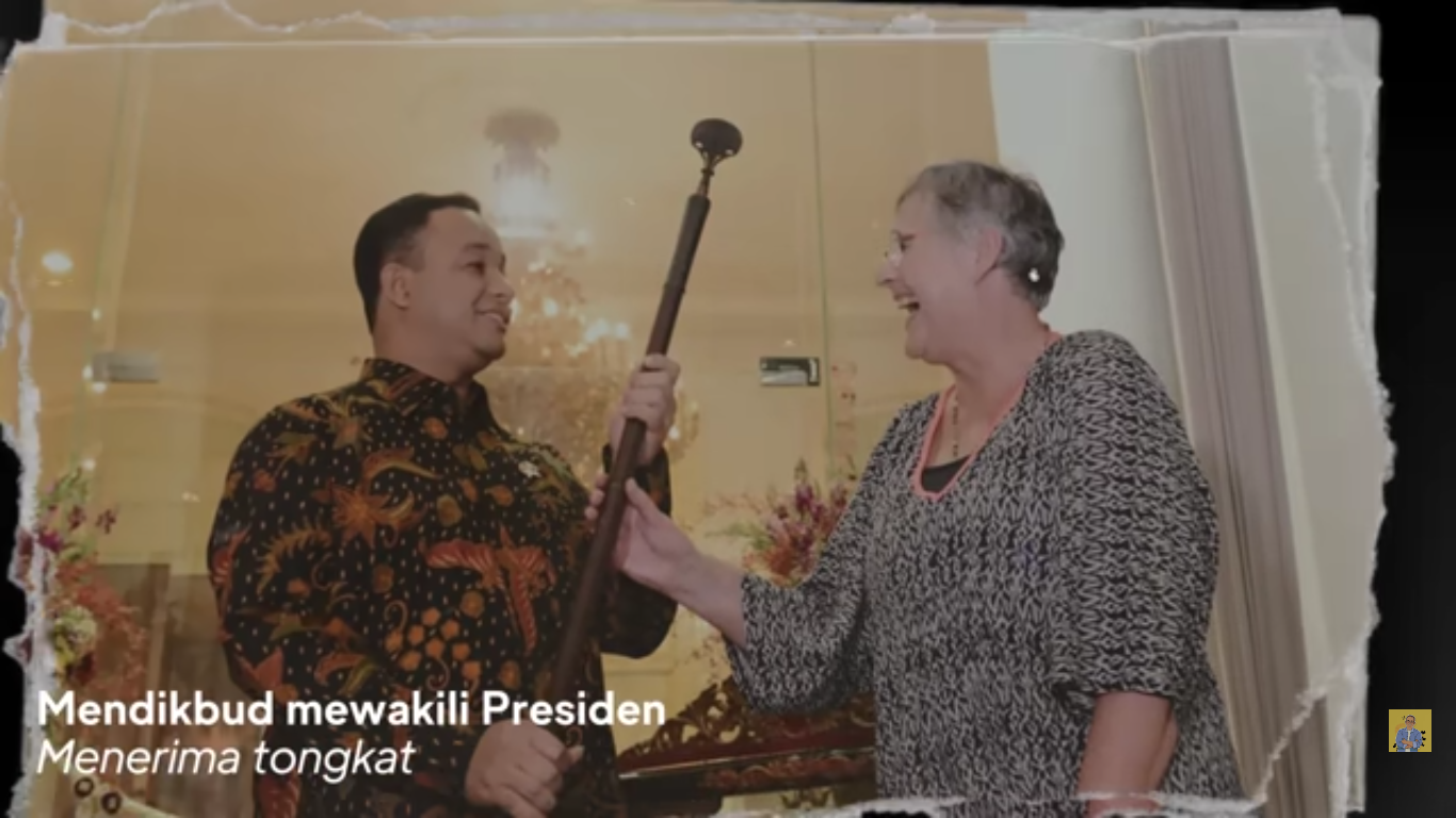 Anies Baswedan menerima tongkat Pangeran Diponegoro dari keluarga Baud.