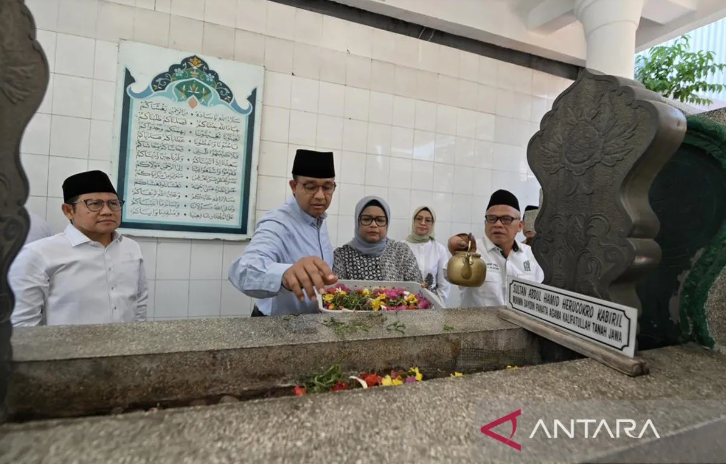 Anies Baswedan dan Muhaimin Iskandar ziarah ke makam Pangeran Diponegogor di Makkasar.